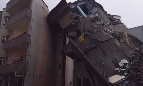 Yıkımı yapılan bina bitişikteki binanın üzerine devrildi