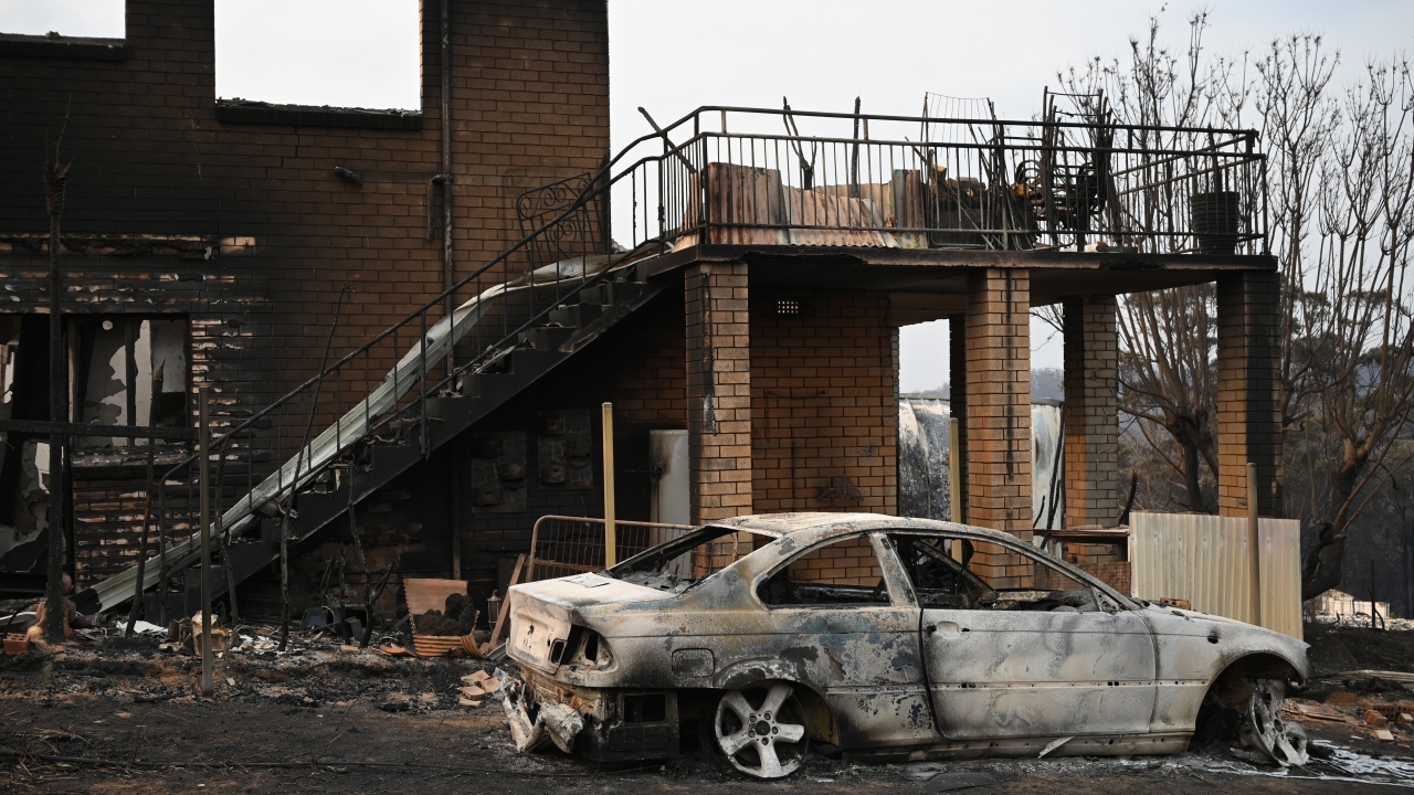 Viktorya eyaletinde ise 4 bin kişi alevlerin yerleşim alanlarını tehdit etmesi üzerine deniz kenarına kaçtı, bir kısmı teknelere sığındı.