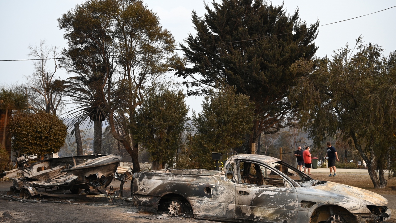 Bölgeye askeri gemiler ve uçaklar gönderilerek su ve yiyecek desteği sağlandı. Ülkenin doğu kıyısına tatil için giden on binlerce kişi bölgeden ayrılmaya çalışıyor.