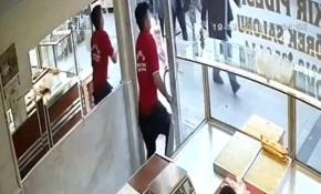 Açık sandığı kapıya çarptı