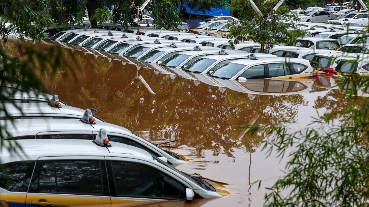Ekvator kuşağındaki Endonezya`da, özellikle ekim ve nisan arasındaki görülen şiddetli yağışlar nedeniyle sıklıkla su baskınları ve heyelanlar yaşanıyor.