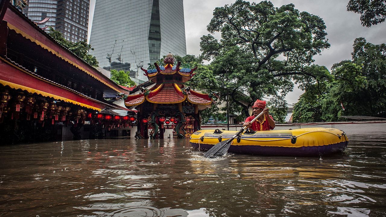 Endonezya Ulusal Afet Ajansı Yönetimi (BNPB) tarafından, başkent Cakarta, Depok, Bekasi, Tangerang ve Bogor kentlerinde dün meydana gelen sellerde hayatını kaybedenlerin sayısı 16 olarak açıklandı.