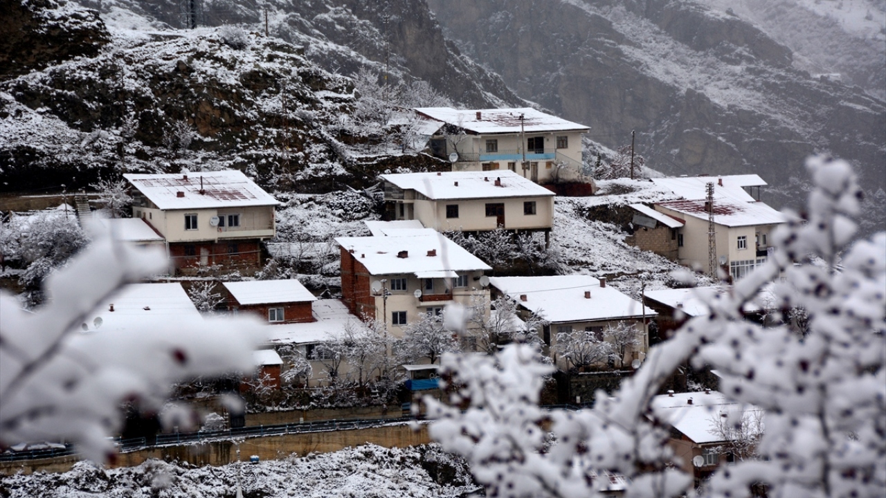 Kar sonrası kentin yüksek kesimleri ile şehir merkezi beyaza büründü.