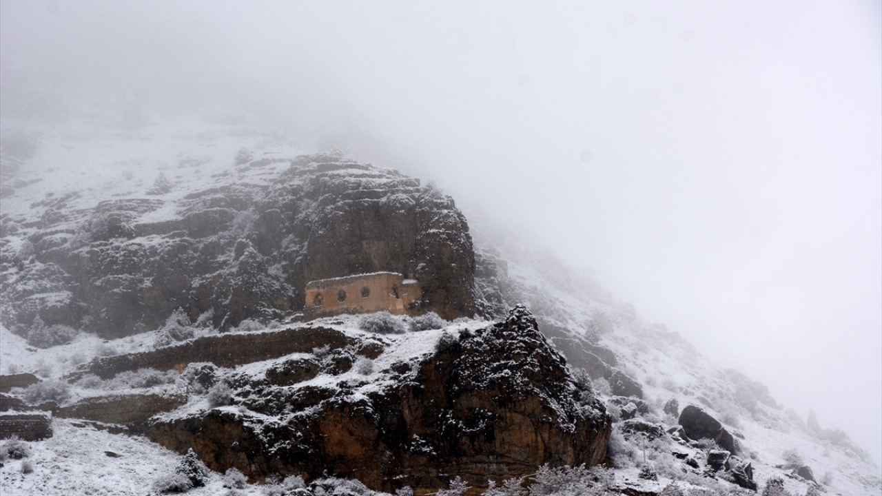 Meteoroloji yetkililerinden alınan bilgiye göre, şehir merkezinde kar kalınlığı yaklaşık 5 santimetre olarak ölçülürken, yüksek kesimlerde 15 santimetreye ulaştığı öğrenildi.