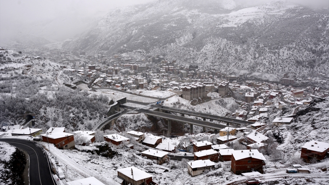 Kar yağışı sonrası merkez ilçede 23, Şiran ilçesinde ise 18 olmak üzere kentte 41 köyün yolu ulaşıma kapandı.