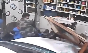 Acemi sürücü berber dükkanına daldı