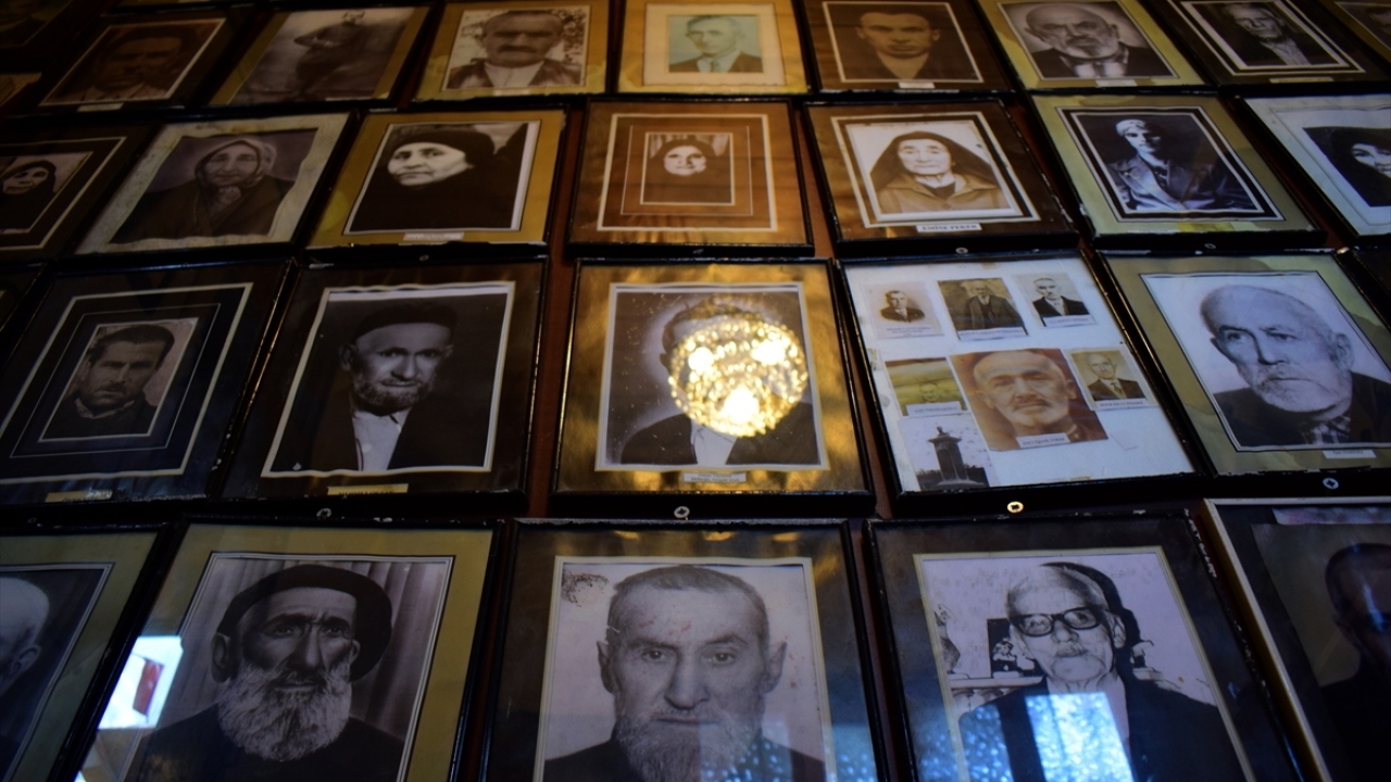 Gelen turistler tarihe doysun bana yeter." diyen Kral, burada her şeyi satmadığını, sergilediğini ifade etti.