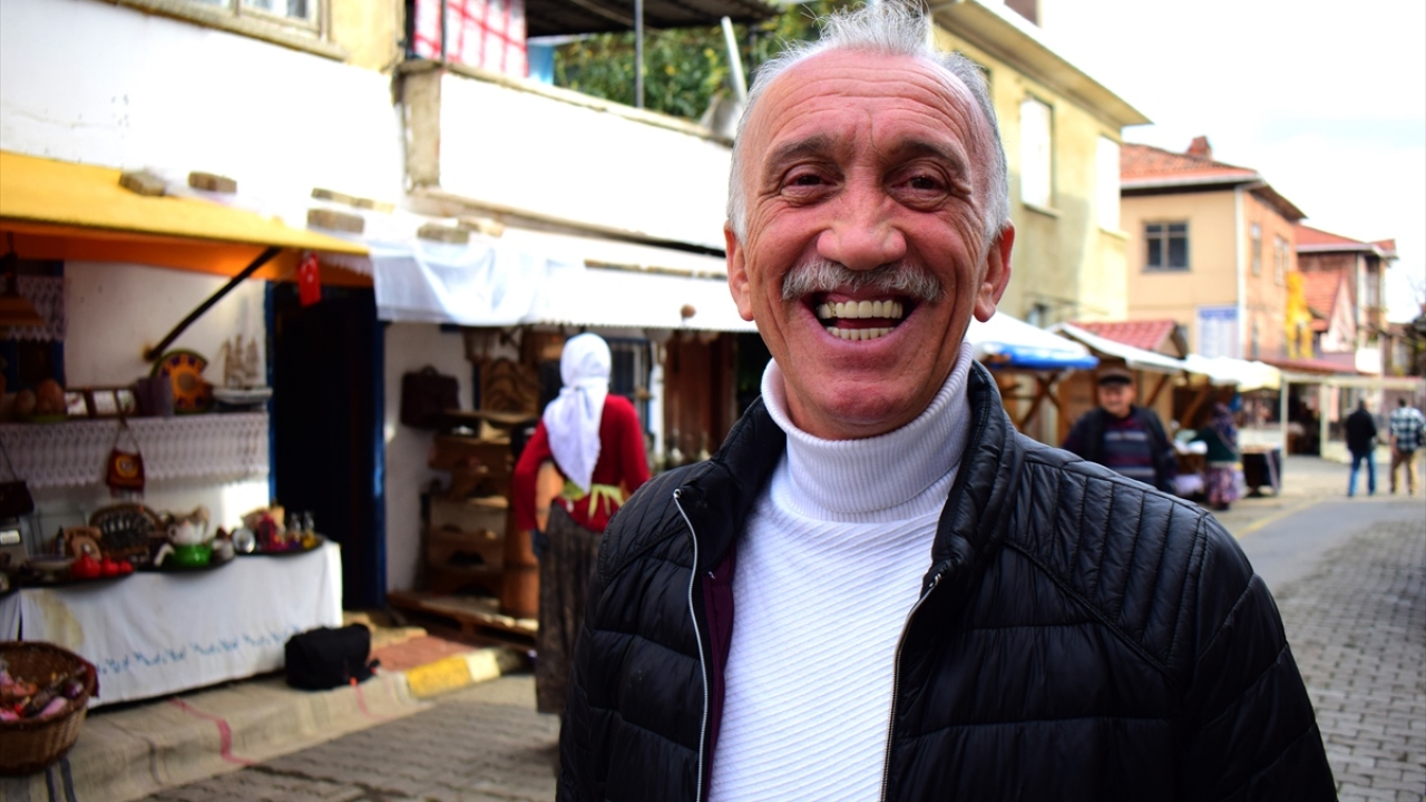 "Eski olsun benim olsun" sloganıyla yola çıktığını ifade eden Mehmet Kral, yaptığı açıklamada, mahalle pazarı kurulduktan sonra ne yapabilirim düşüncesiyle antika eşyaları sergilemek istediğini söyledi.