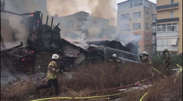Fatih'te yanan metruk ahşap bina çöktü