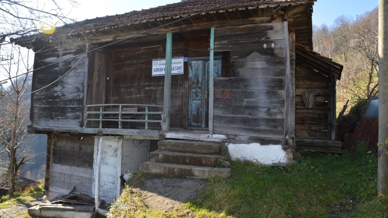 Orta Asya ve Anadolu Türk mimarisinde geleneksel olarak görülen ve metal çivi kullanılmadan yapılan bu camiler, bugüne ulaşan önemli eserler arasında yer alıyor.
