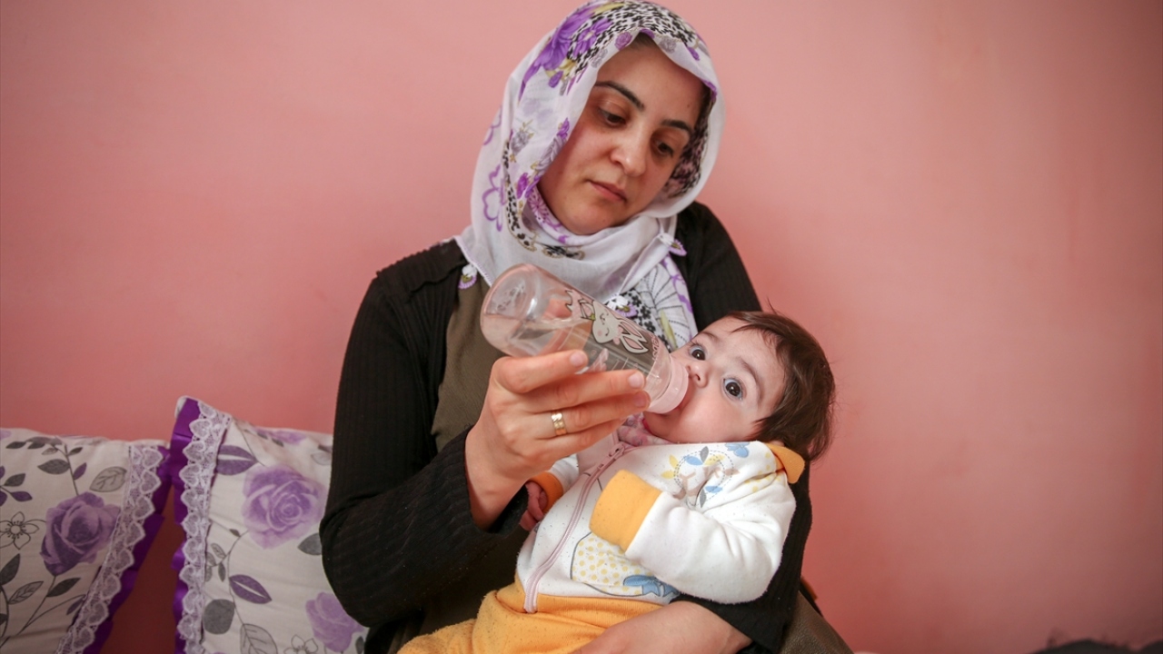 Anne Demet Bilici de "Sadece ilaç istiyorum. Diğer çocuğumu bir yaşındayken kaybettim. Bu çocuğumu da kaybetmek istemiyorum. Hastane hastane gezdirdik, ilaç bekledik. Yeter ki ilaç versinler." ifadelerini kullandı.