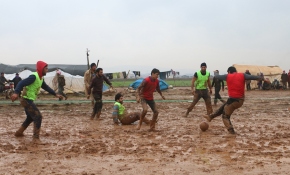 İdlib'de "yağmur çamur demeden" yapılan futbol maçı, çocukların yüzünü güldürdü