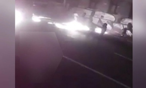 Yolda kedisi ile yürüyen kadının üzerine yanan bir adam düştü