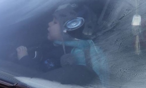 2 yaşındaki afacan otomobilde mahsur kaldı