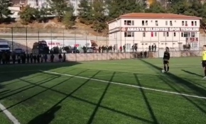 İstiklal Marşı'nı duyan hakem maçı durdurup, saygı duruşuna geçti