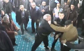 Cuma namazı vakti camide kavga