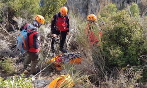 Antalya'da kuş avlarken uçurumdan düşen kişi kurtarıldı