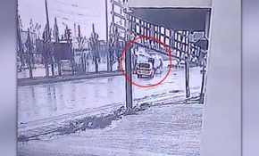 Otomobil otobüse çarptı, o anlar kameraya yansıdı