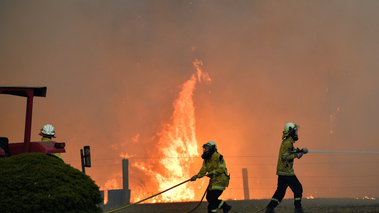 Yeni Güney Galler İtfaiye ve Kurtarma biriminden yapılan açıklamada, gece yangınlara müdahale eden 4 itfaiyecinin yaralandığı belirtildi.
