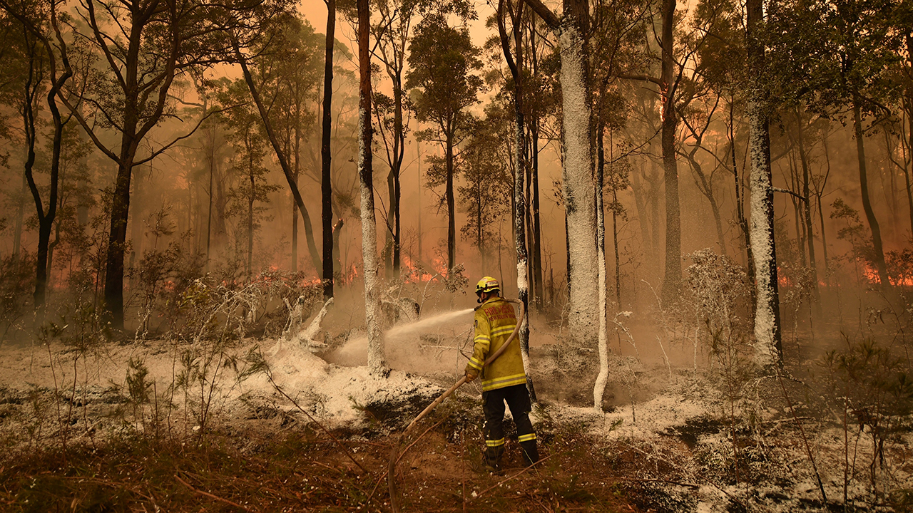 Avustralya`da eylülden bu yana orman ve çayırlık alanlarda etkili olan ve zaman zaman yerleşim alanlarına da sıçrayan yangınlara müdahale, artan hava sıcaklığı ve şiddetli rüzgarın etkisiyle güçleşiyor.