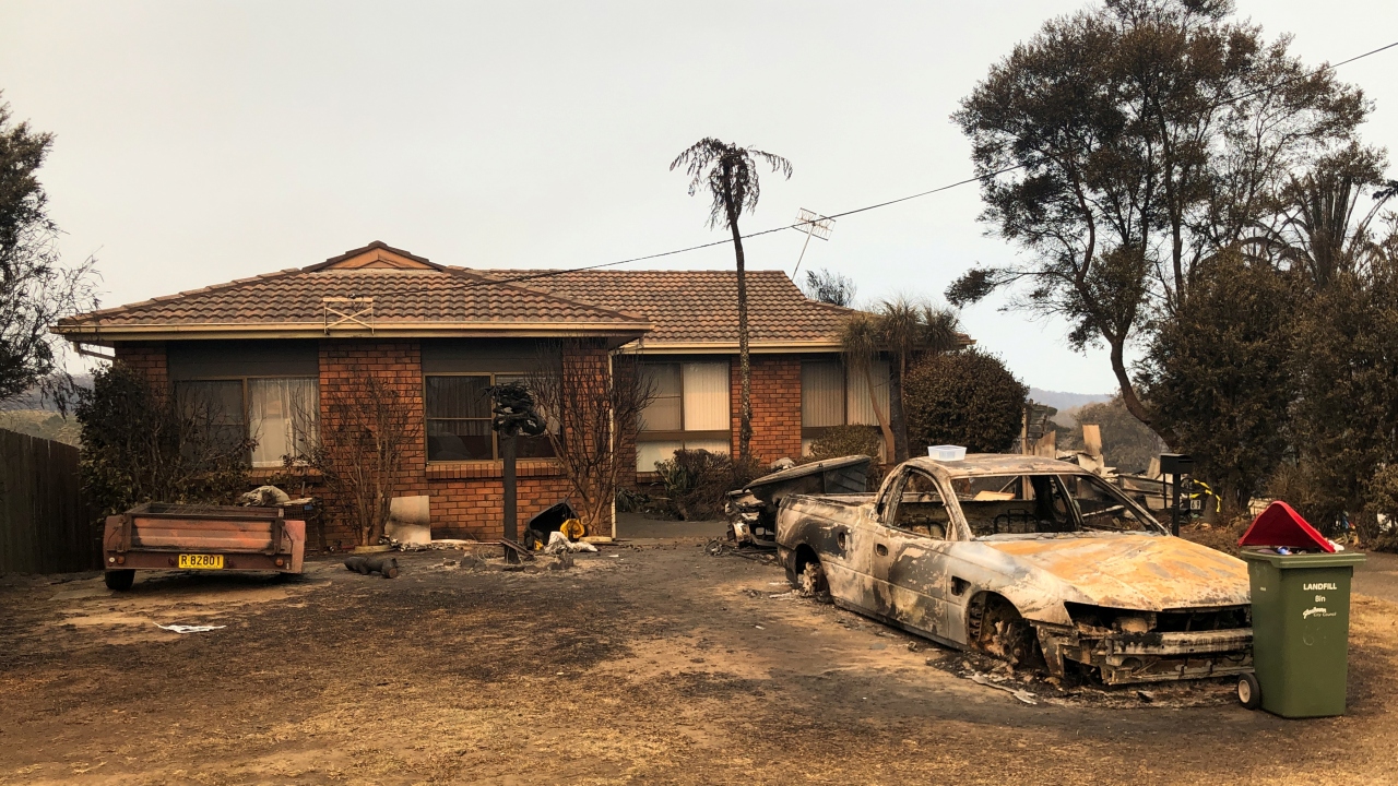 Farklı noktalarda devam eden ve 5 milyon hektar civarında alanı yok eden yangınlarda, 1500`den fazla ev kül oldu.