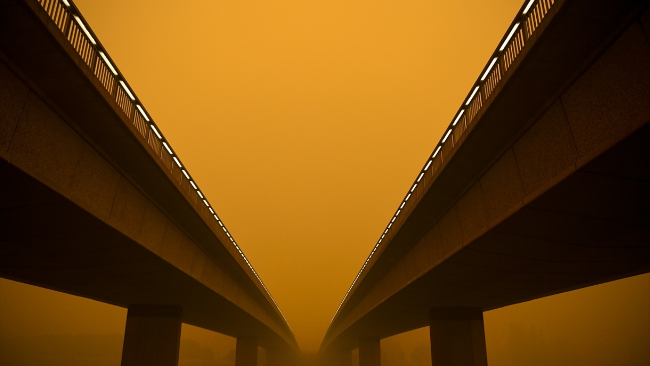 Yangınlar nedeniye Avustralya`nın başkenti Canberra`da da gökyüzünün duman ve sisle kaplandığı görüldü.