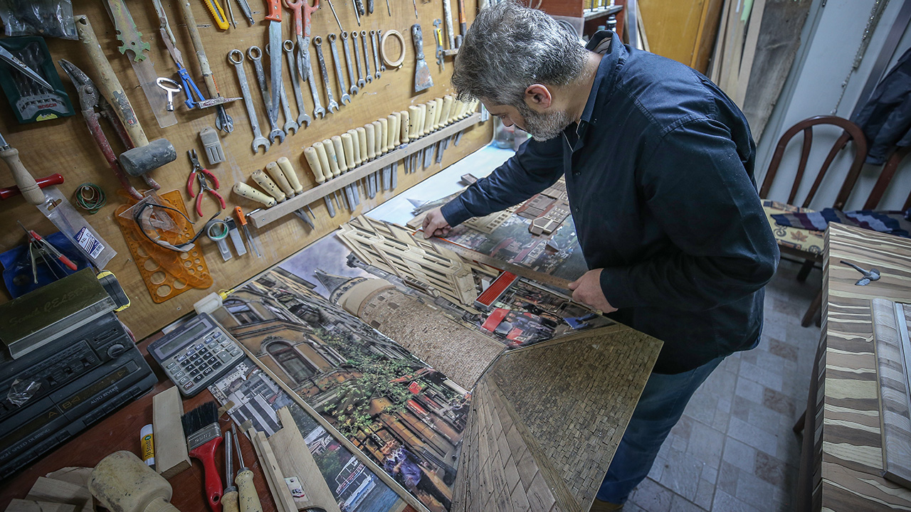Nilüfer ilçesindeki atölyesinde üç boyutlu ahşap tablolar yapan Çelebi, Osman Hamdi Bey`in ünlü "Kaplumbağa Terbiyecisi" ve "Cami Önü" adlı eserleri ile Fransız ressam Jean Leon Gerome`nin "Halı Tüccarı" eserini ahşaba aktardı.