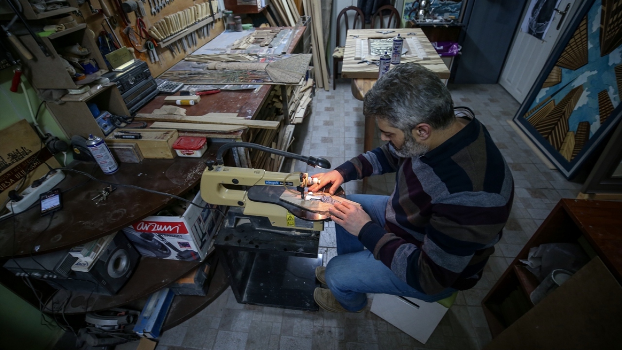 Çelebi, "sabır törpüsü" kullanarak ince ince işlediği üç boyutlu tablolarını oluştururken "Kaplumbağa Terbiyecisi" yapımında 9 ay uğraştı.