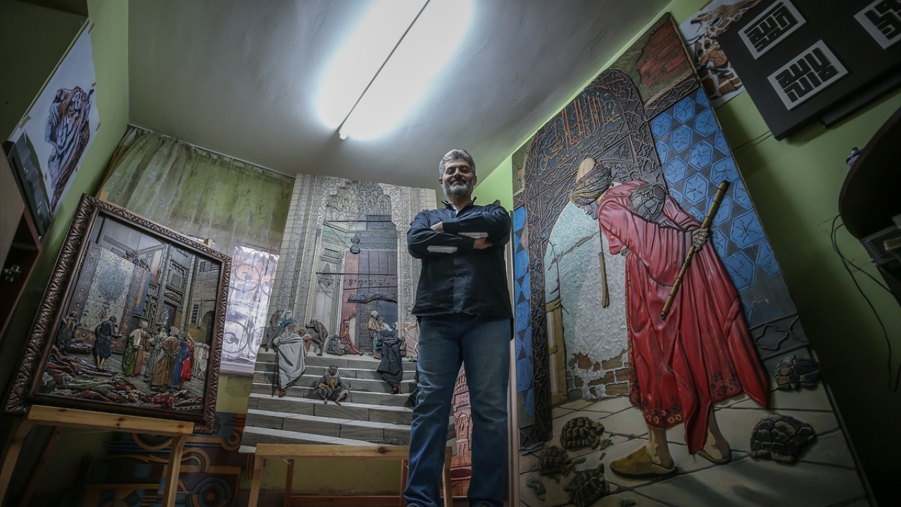 "Cami Önü" için 5 ayını veren Çelebi, "Halı Tüccarı" eserini ise 6 ayda tamamladı.