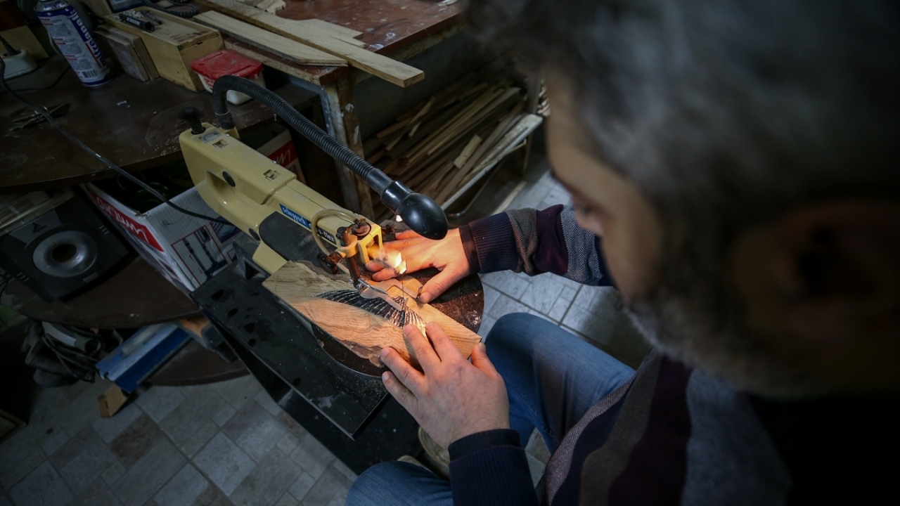 Milimetrik hesaplarla üç boyutlu ahşap sanatıyla buluşturulan oryantalist resimler, görenlerin ilgisini çekiyor.