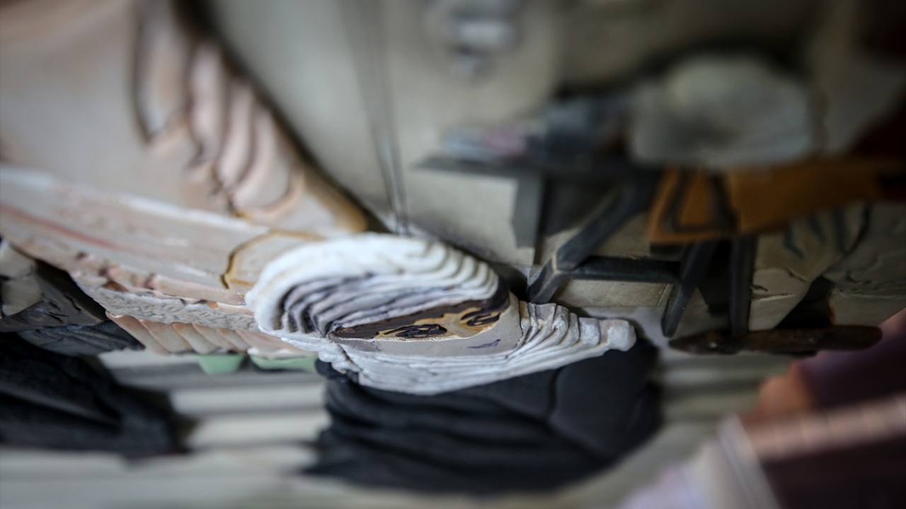 Çelebi, farklı tablolar yaparak, üç boyutlu ahşap sanatını daha bilinir hale getirmeye ve geliştirmeye gönül verdiğini anlattı.