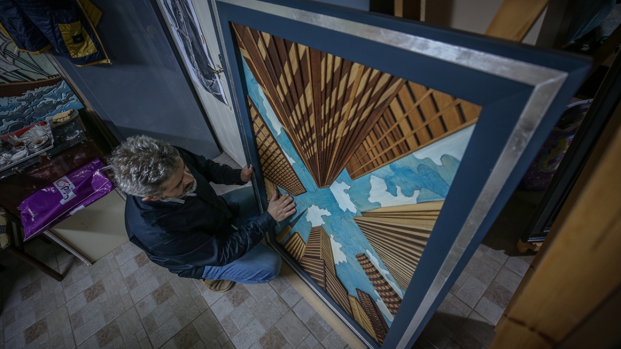 Tablo yapımında deseni ve rengine göre çok çeşitli ağaçlar kullandığı bilgisini veren Çelebi, "Halı Tüccarı" resmi için 18, "Cami Önü" adlı eser için 9 farklı ağaç kullandığını dile getirdi.