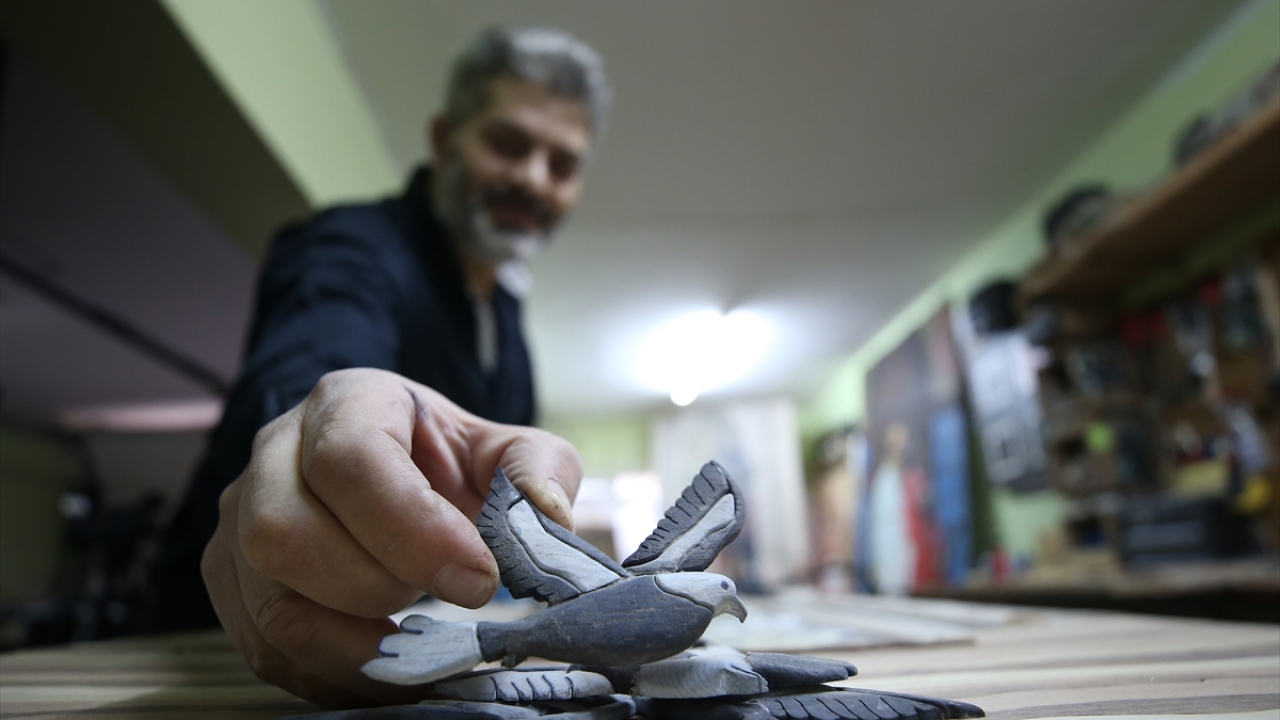 Çelebi, tablonun dayanıklılığı ve desenlerini net olarak göstermesi bakımından sert ağaç kullanmaya özen gösterdiğini belirtti.