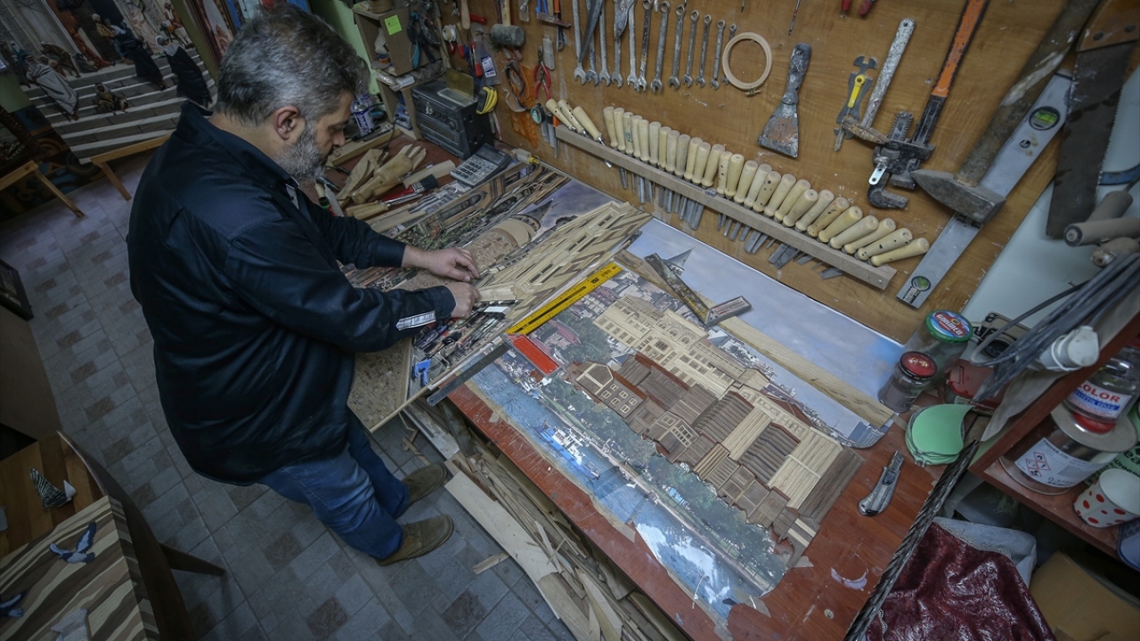 Semih Çelebi, üç boyutlu ahşabın pek bilinmeyen bir sanat dalı olmasının yanı sıra eserlerin uzun süren ve sabır isteyen bir sürecin ardından ancak tamamlanabilmesi nedeniyle eserlerine değer biçmekte zorlandığını söyledi.