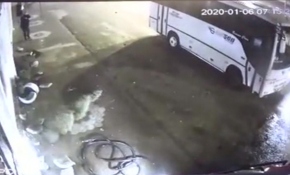 Minibüs ile otomobil çarpıştı, iki kişi ezilmekten son anda kurtuldu