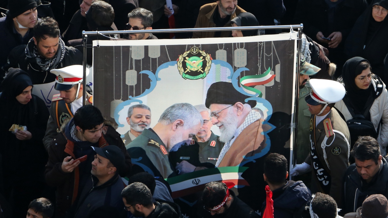 İran devrimi için sembolik öneme sahip Azadi Meydanı’na kadar düzenlenen yürüyüşün ardından Süleymani’nin cenazesi helikopterle Kum kentine götürüldü.