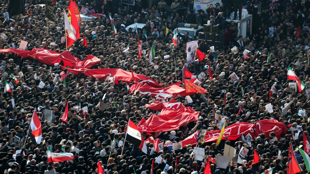Başkent Tahran’ın İnkılap ve Azadi meydanları başta olmak üzere tüm meydan ve caddelerde anma törenleri düzenlendi.
