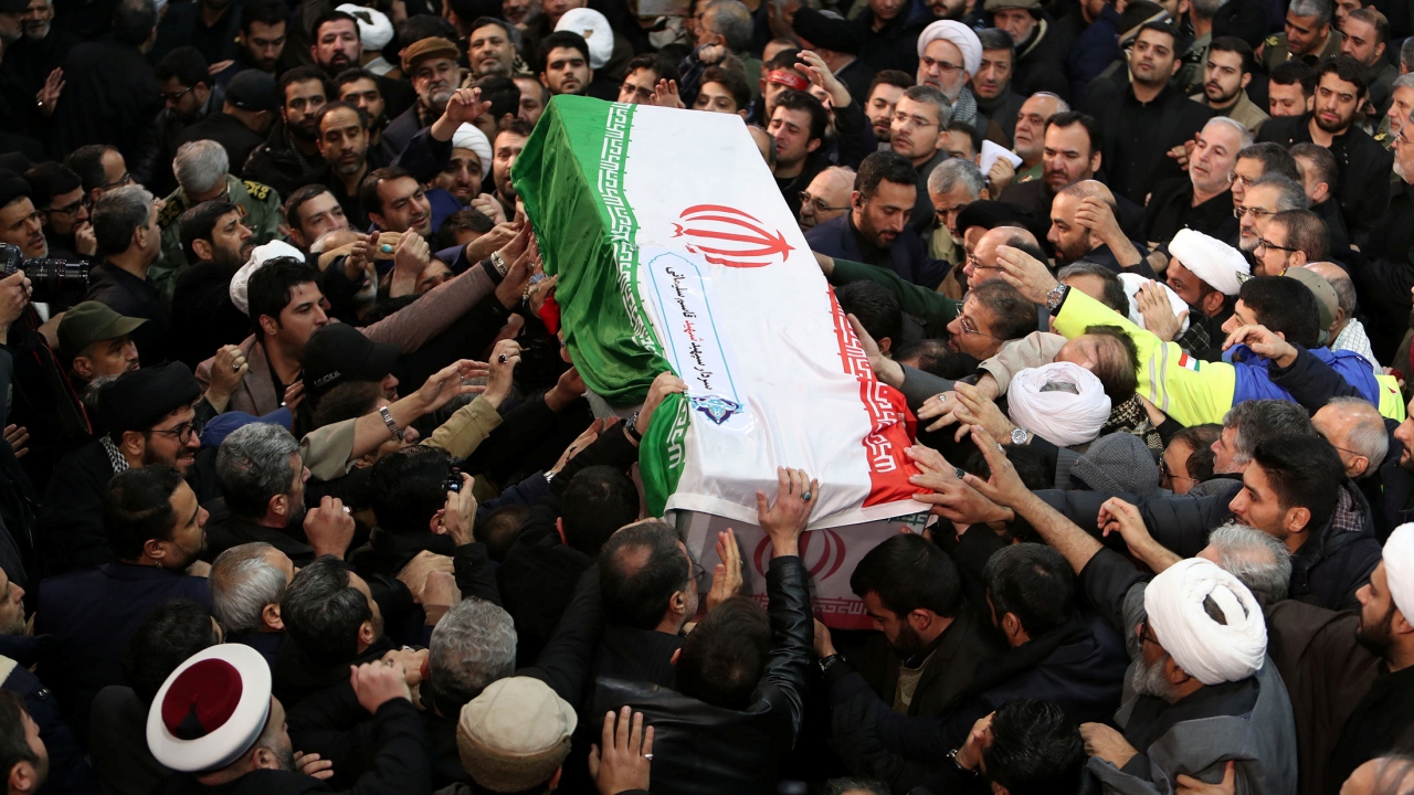 Süleymani’nin cenazesi, bu akşam Kum kentinde yapılacak törenin ardından yarın doğduğu yer olan Kirman kentinde toprağa verilecek.