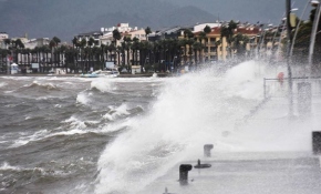 Fırtına deniz ulaşımını ve seraları vurdu