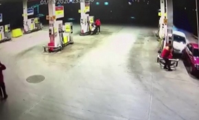 Kontrolden çıkan araç benzinliğe böyle daldı