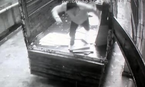 Düşen çatının altında kalmaktan son anda kurtuldular