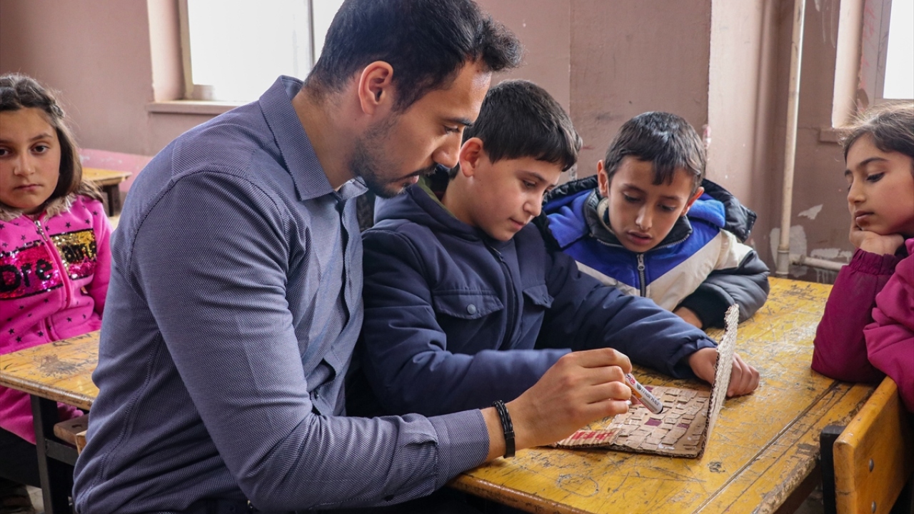 Öğretmenlerinin yazıcıdan çıkarıp dağıttığı harflerle de klavyeyi oluşturan öğrenciler, parçaların birleştirilmesiyle tamamlanan maket bilgisayarlar üzerinde eğitim almaya başladı.