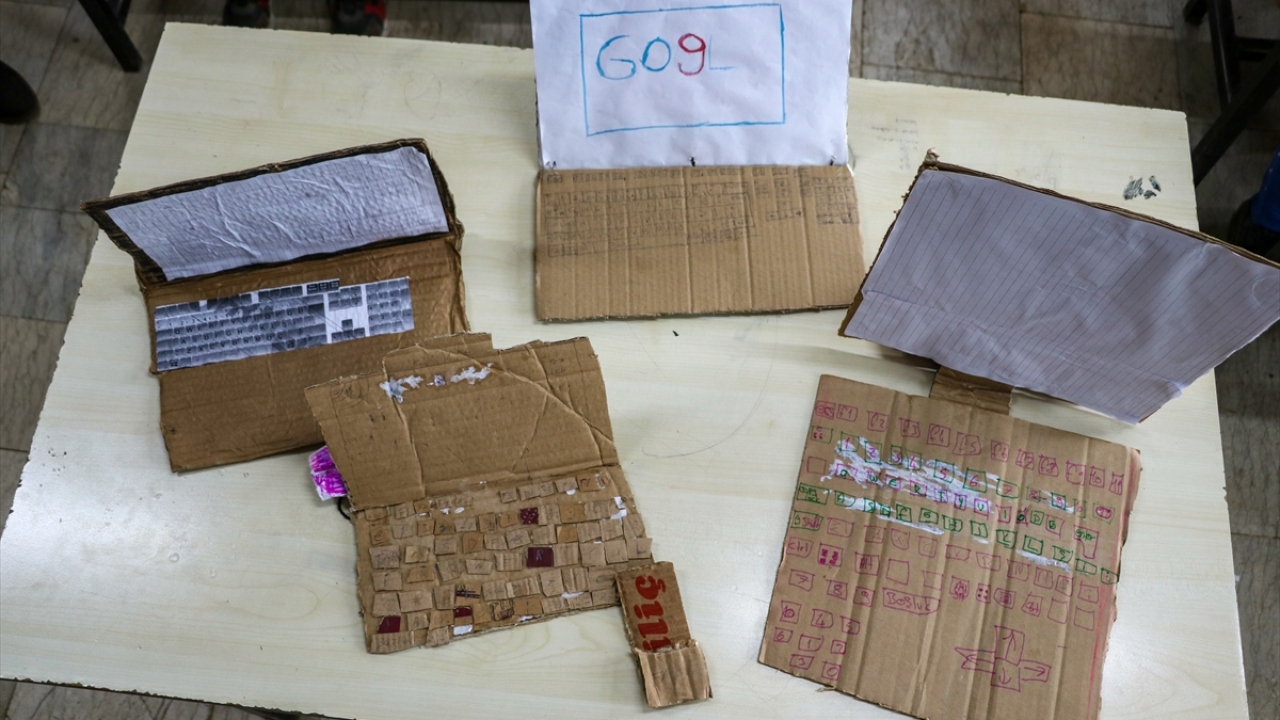 Şahin, temennilerinin gerçek anlamda bir bilişim sınıfına kavuşmak olduğunu, bu sayede öğrenmenin çok daha verimli ve kalıcı olacağını aktardı.