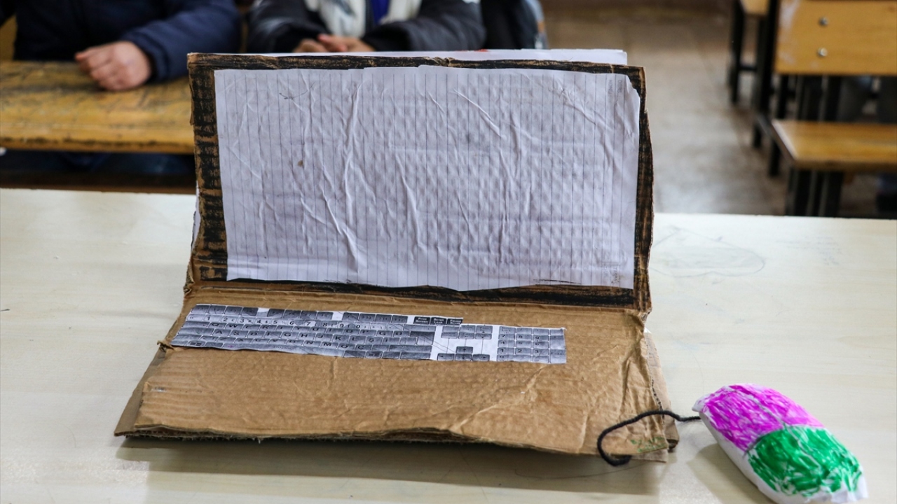 Proje ile öğrencilerin mutlu olduğunu ve bilgisayarı tanıdığını dile getiren Şahin, gelişen teknolojiyi onlara tanıtmak istediklerini aktardı.