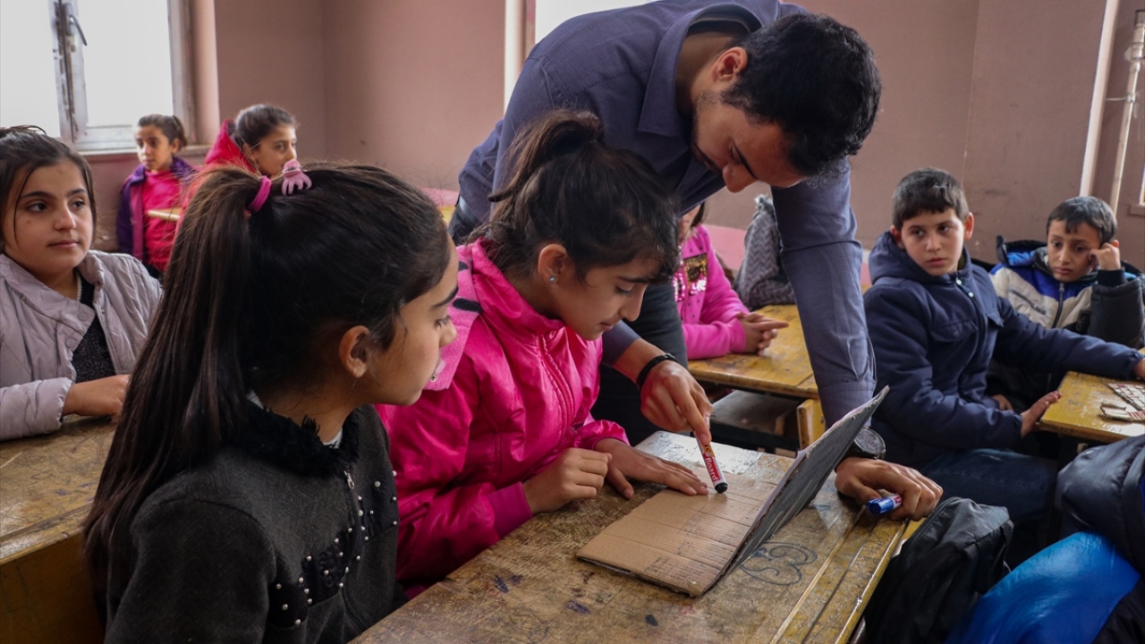 Suna Malçok da kartondan bilgisayar tasarlamanın heyecan verici olduğunu anlatarak, "Daha önce hiç bilgisayara dokunmadım. Evde bunu yaparken, dokunmuş gibi hissettim, güzel bir duygu oldu içimde." diye konuştu.