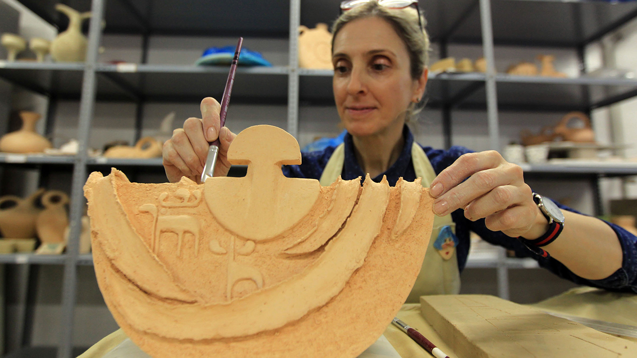 Enstitüde oluşturulan iki yıllık seramik atölyesinin kursiyerleri arkeolojik kazılardan çıkarılan eserler ile mağara ve kapı sütunlarında bulunan resimleri seramik objelere dönüştürüyor. 