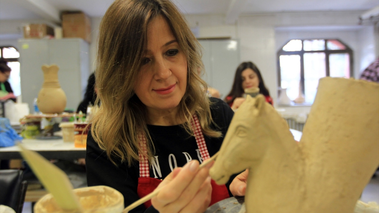 Tarihi eserlerin seramik dışında cam füzyon, çini ve mozaik atölyelerinde de işlendiğini belirten Kurt, bölümde 16 öğrenci olduğunu, öğrencilerin yaptığı eserleri yaz aylarında halkın beğenisine sunacaklarını aktardı.