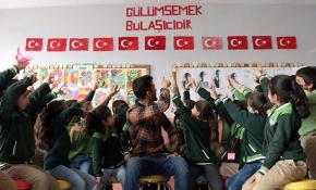 "Gülümsemek bulaşıcıdır" sloganı okullarda yayılıyor
