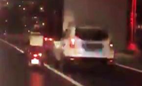 Polis aracı motosikleti korumak için rüzgarın önüne set çekti