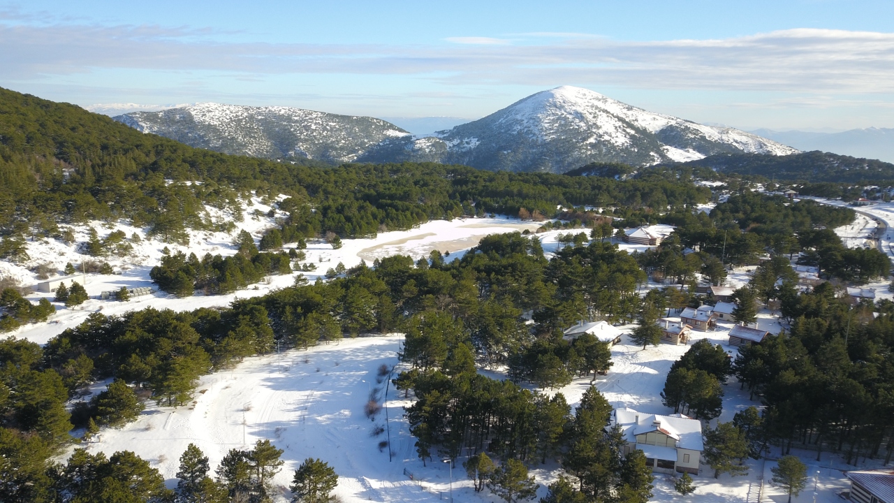 Ege`de, 1513 metre rakımıyla Manisa ve İzmir arasında yer alan Spil Dağı, yaklaşık bir haftadır etkili olan kar yağışıyla beyaza büründü.